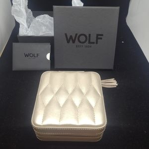 WOLF Caroline Case